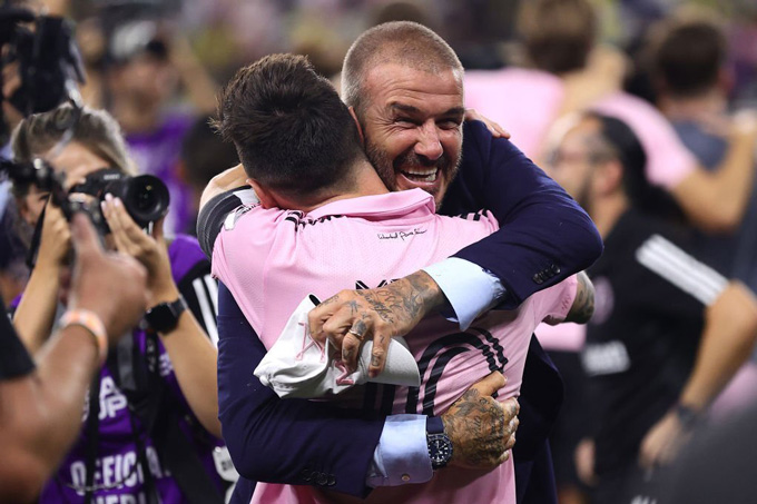 Siêu sao người Argentina nhận cái ôm thật chặt của đồng sở hữu David Beckham