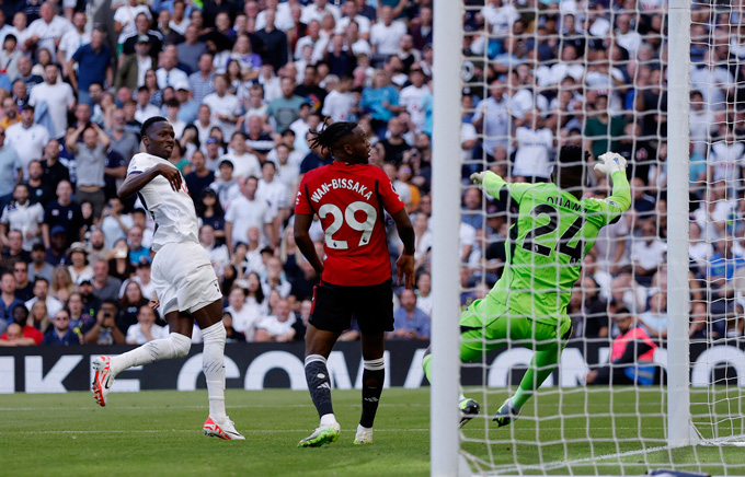 Sarr ghi bàn mở tỷ số trận Tottenham vs MU ở phút 49