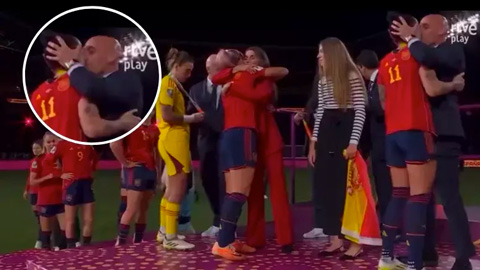 Chủ tịch LĐBĐ Tây Ban Nha hôn nữ tuyển thủ trong lễ trao cúp Thế giới
