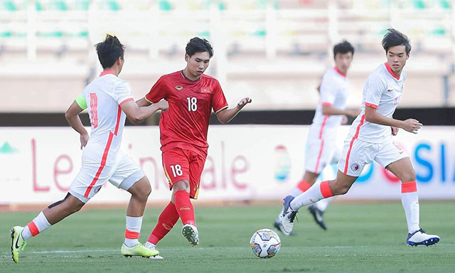 Đinh Xuân Tiến (áo đỏ) là một giải pháp tấn công chất lượng của U23 Việt Nam