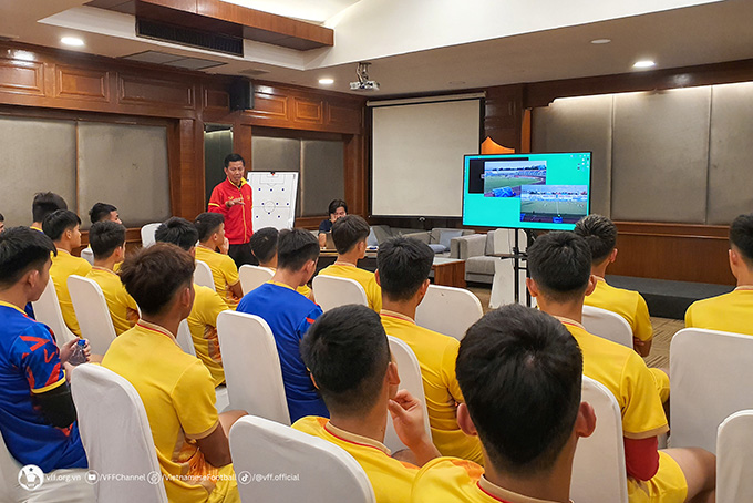 HLV Hoàng Anh Tuấn rút kinh nghiệm cho các học trò trong cuộc họp đội trước buổi tập.