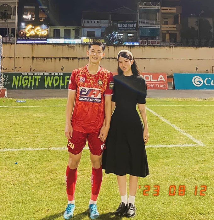 Trọng Hùng và bạn gái Trang Trang trong một trận đấu của Thanh Hóa ở V.League 2023 