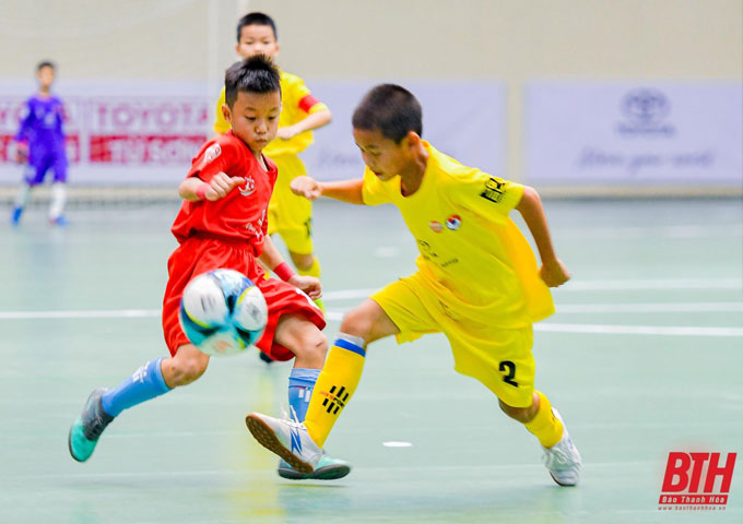 Cầu thủ U9 Hà Nội (áo vàng) trong một tình huống tranh chấp với cầu thủ U9 Việt Hùng Thanh Hóa (áo đỏ) - Ảnh: báo Thanh Hóa