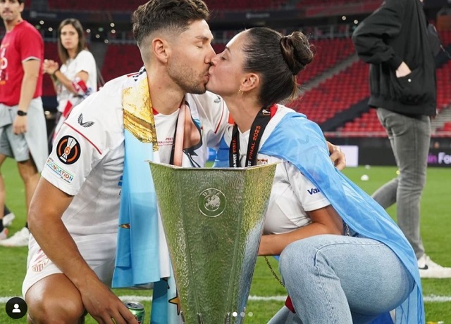 Cặp đôi trao nụ hôn hạnh phúc bên chiếc cúp vô địch Europa League hồi tháng 5/2023