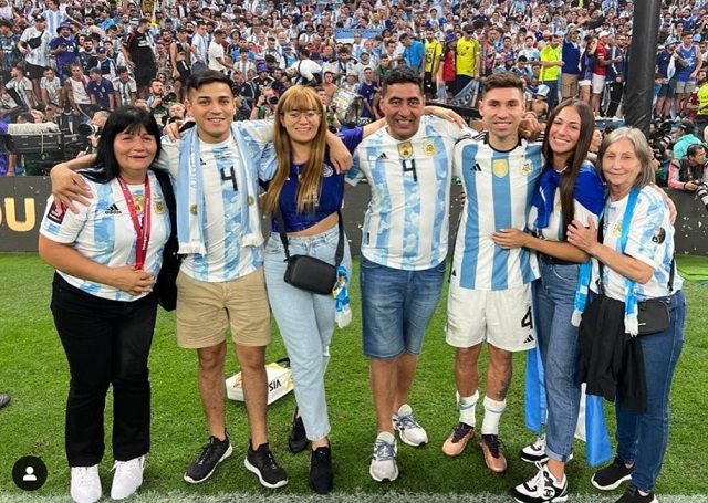 Karina chụp ảnh cùng gia đình của Montiel khi cổ vũ cho ĐT Argentina tại World Cup 2022