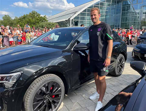 Kane và chiếc xe mới được tặng của mình
