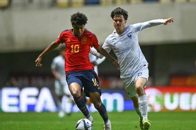 Lamine Yamal từng khoác áo các đội tuyển trẻ của Tây Ban Nha.