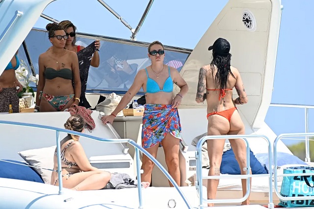 Các nhà vô địch World Cup gồm Salma Paralluelo, Jennifer Hermoso, Alexia Putellas và Misa Rodriguez thư giãn trên du thuyền ở Ibiza.