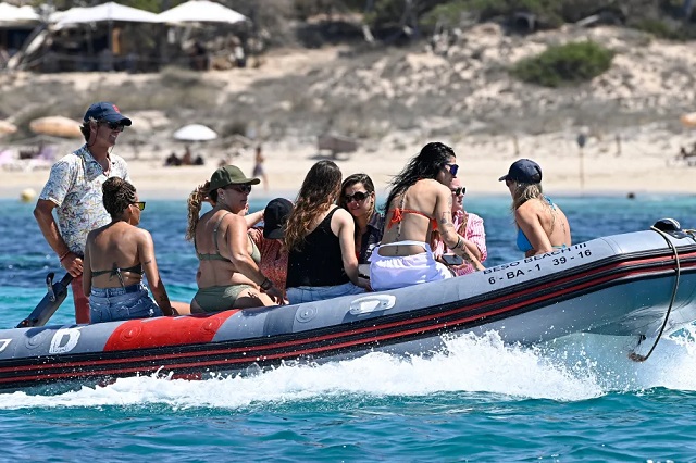 Dàn tuyển thủ gồm Salma Paralluelo, Jennifer Hermoso, Alexia Putellas và Misa Rodriguez có một ngày nhiều hoạt động ở Ibiza.