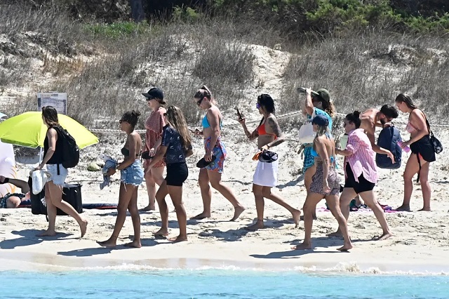 Salma Paralluelo, Jennifer Hermoso, Alexia Putellas và Misa Rodriguez dạo bộ trên bãi biển.