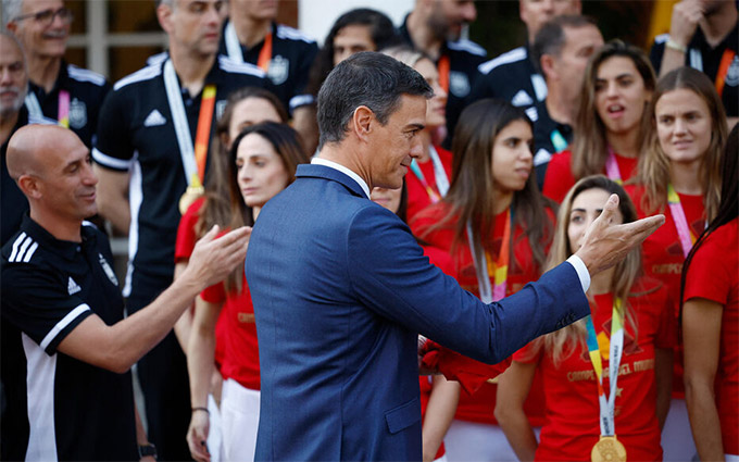 Thủ tướng Tây Ban Nha Pedro Sanchez cho rằng hành vi cưỡng hôn của Rubiales với Hermoso tại lễ trao giải World Cuyp nữ 2023 là không thể chấp nhận được