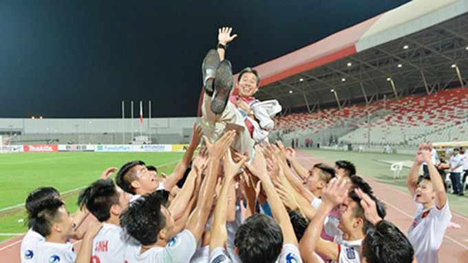 HLV Hoàng Anh Tuấn giúp U19 Việt Nam vào VCK U20 World Cup 2017 - Ảnh: Hoài Đức 