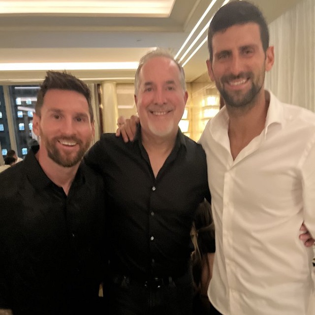 Jorge Mas (giữa) chụp ảnh cùng Messi và Djokovic