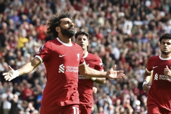 Salah vừa ghi bàn vào lưới Bournemouth để giúp Liverpool thắng 3-1.