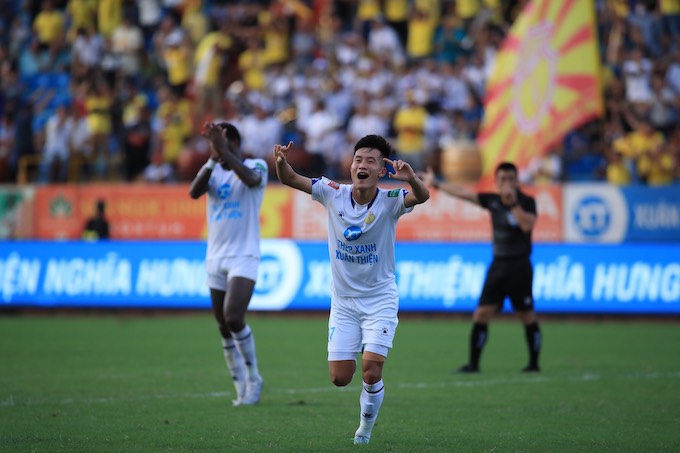 Niềm vui ghi bàn thắng của Ngọc Sơn cho Nam Định - Ảnh: Phan Tùng