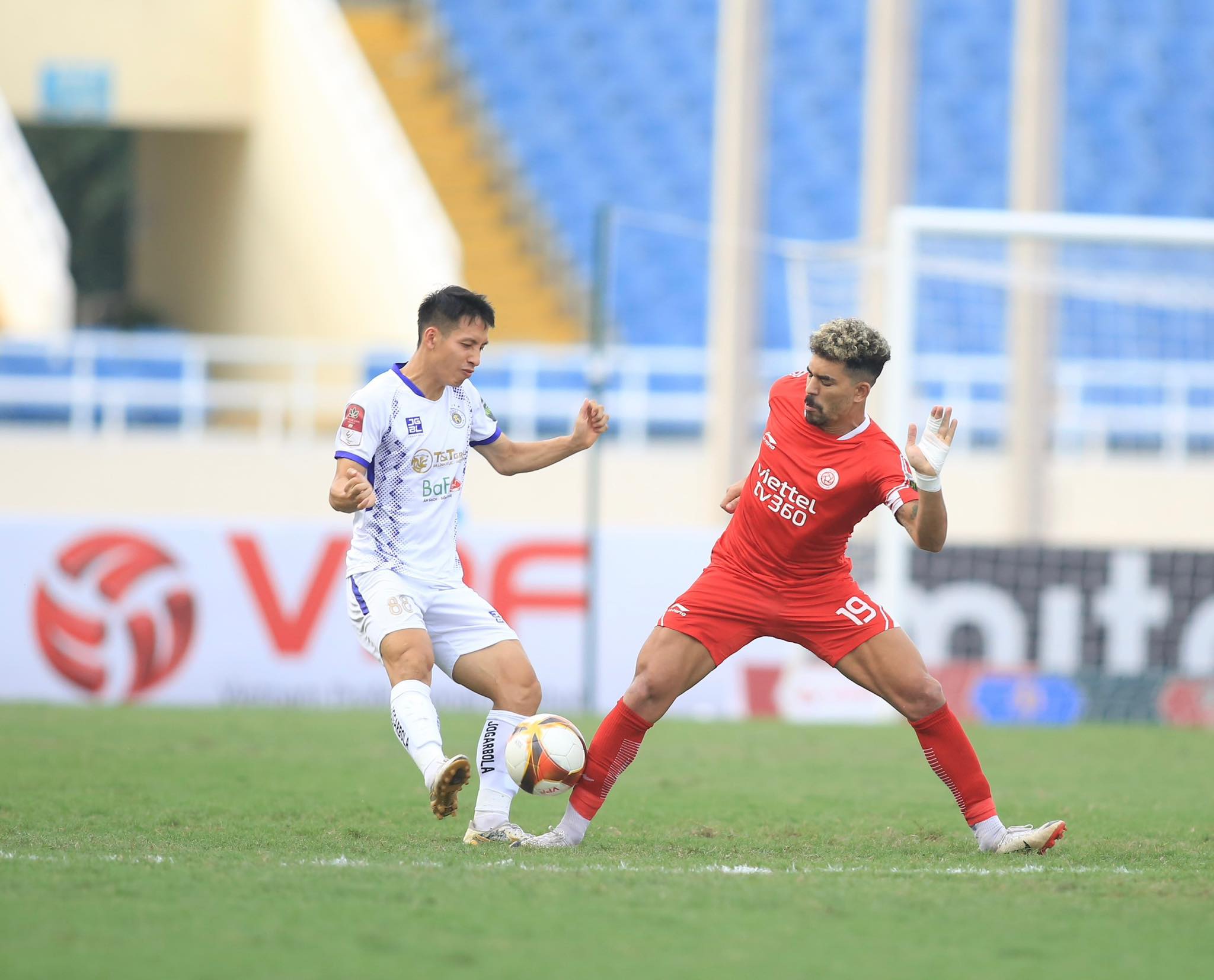 Hà Nội FC (áo trắng) đã giành ngôi Á quân V.League 2023 - Ảnh: Minh Tuấn
