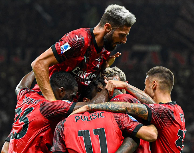 Milan thi đấu bùng nổ để vươn lên dẫn đầu BXH