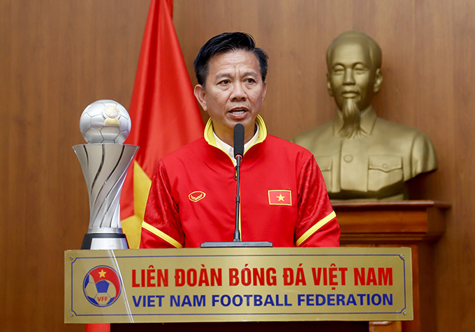 HLV Hoàng Anh Tuấn hạnh phúc với danh hiệu vô địch - Ảnh: VFF 