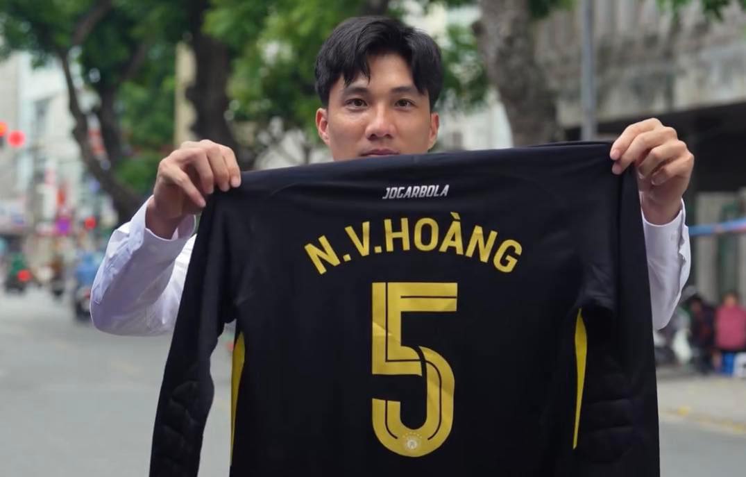 Văn Hoàng khoác áo số 5 ở Hà Nội FC 