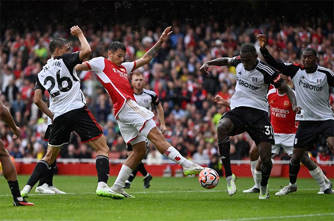 Hậu vệ Arsenal nỗ lực cản phá pha tấn công của Fulham