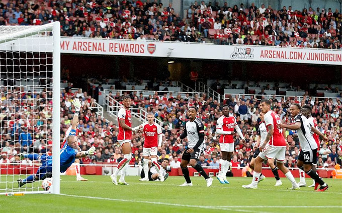 Arsenal bị thủng lưới ở phút thứ 87 sau sự lỏng lẻo của hàng thủ
