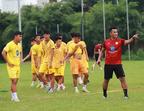 Để tăng tính màu cờ sắc áo địa phương, Thép Xanh Nam Định vừa đôn 10 cầu thủ trẻ lên đội 1
