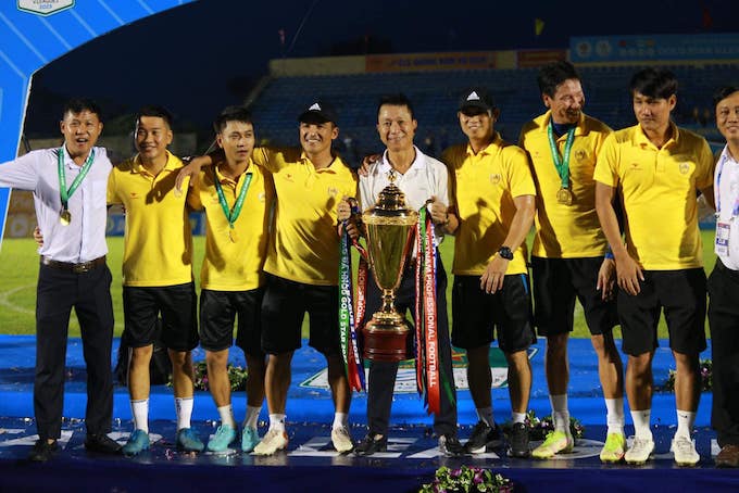 HLV Văn Sỹ Sơn cho biết sẽ giữ lại ê-kíp trong ban huấn luyện đã cùng ông đưa Quảng Nam lên chức vô địch - Ảnh: Hải Nam