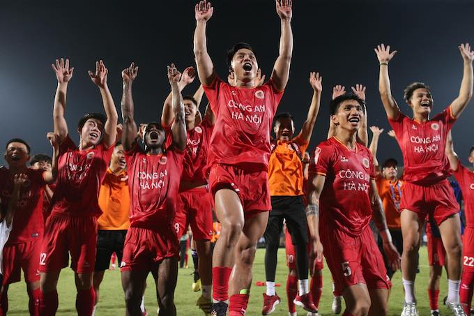 Niềm vui của Văn Thanh và đồng đội ở ngày CA Hà Nội đăng quang ngôi vô địch V.League - Ảnh: Đức Cường