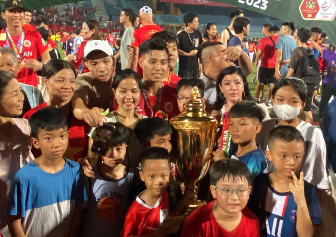 Rất nhiều người hâm mộ và gia đình chia vui cùng Văn Thanh bên chiếc cúp vô địch - Ảnh: Thái Ninh