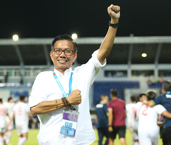 HLV Hoàng Anh Tuấn hạnh phúc với thành quả cùng U23 Việt Nam - Ảnh: Nam Anh 