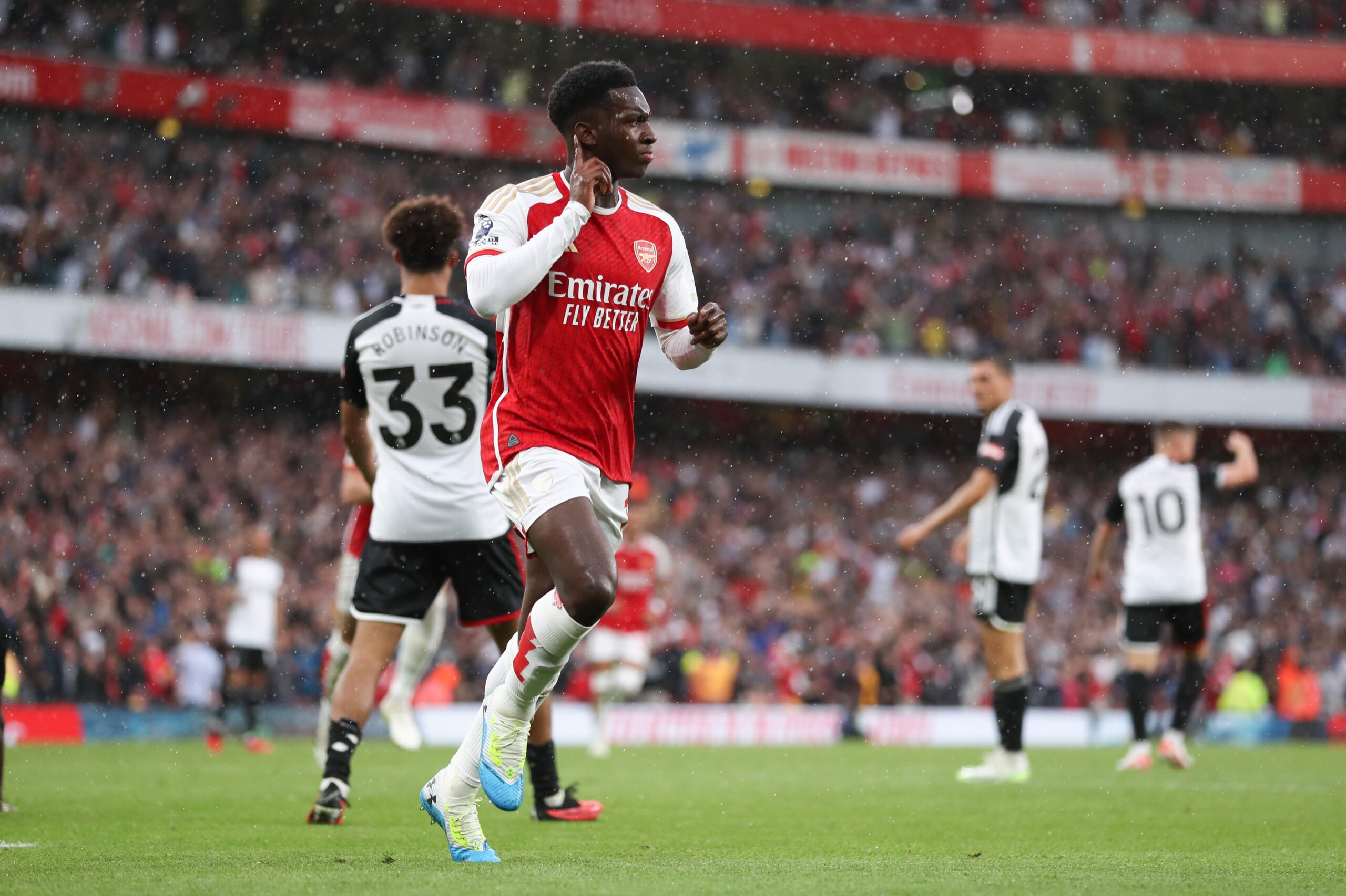 Nketiah ăn mừng bàn thắng sau khi được vào sân trong trận hoà Fulham 2-2