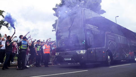 Xe bus của Aston Villa bị tấn công sau trận thắng Burnley