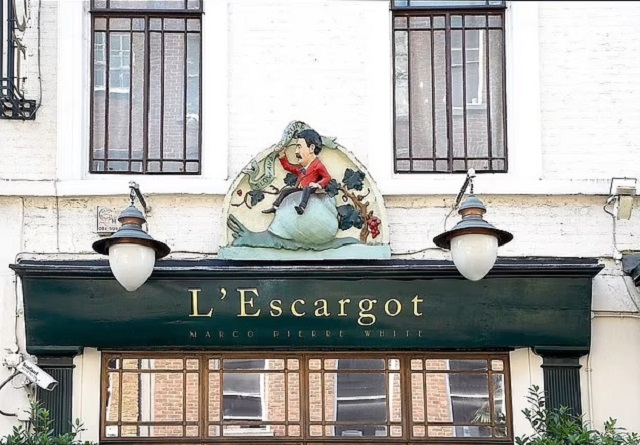 Cựu tuyển thủ Đức hiện sở hữu L'Escargot, nhà hàng Pháp lâu đời nhất ở London.