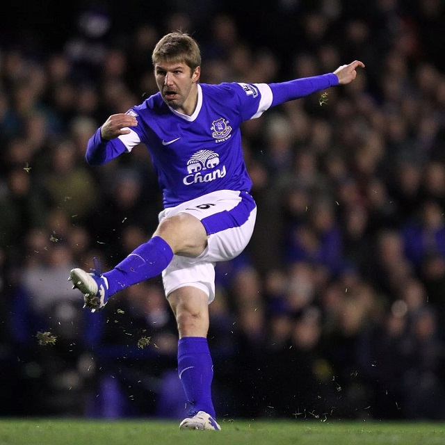 Hitzlsperger treo giầy vào cuối mùa giải 2012/13 trong màu áo Everton