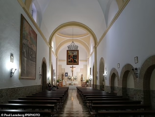 Bên trong nhà thờ Divina Pastora ở Motril, nơi mẹ của Luis Rubiales đang tuyệt thực 