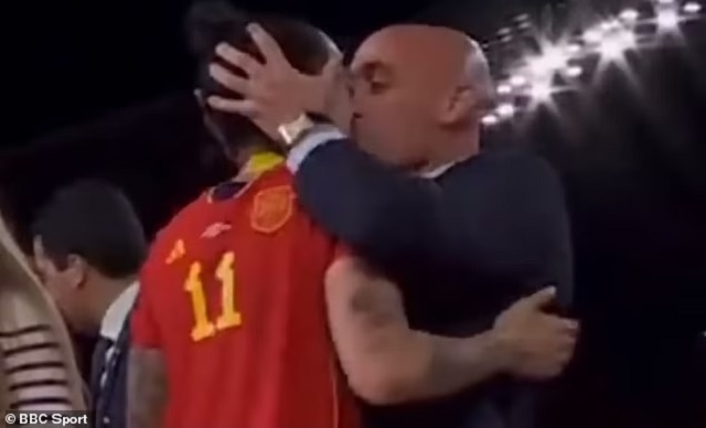 Rubials bị cho là cưỡng hôn Hermoso trong lễ trao giải sau trận chung kết World Cup 2023