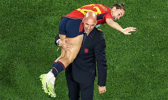 Rubiales có hành vi quá đà với một nữ tuyển thủ Tây Ban Nha