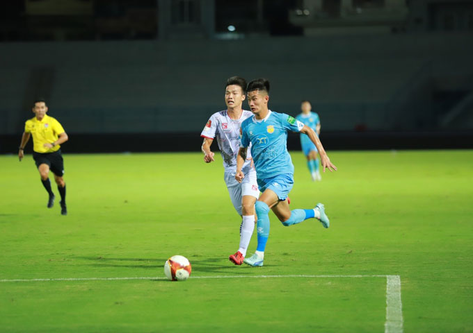 Trần Ngọc Sơn (áo xanh) là tài năng trẻ triển vọng của bóng đá Nam Định thời điểm hiện tại