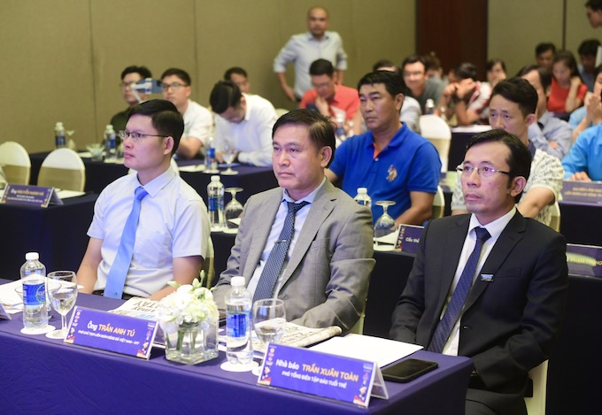 Ông Trần Anh Tú - Phó chủ tịch VFF (giữa) cùng các thành viên trong BTC - Ảnh: Hoàng Tùng