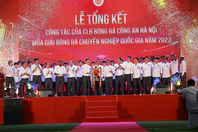 CLB Công an Hà Nội ăn mừng chức vô địch V.League 2023 - Ảnh: Bình Nguyễn 