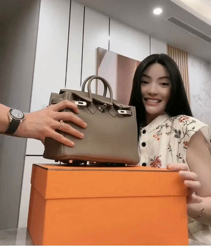 Quang Hải tự tay bóc quà túi chiếc túi Hermes hàng hiệu tặng bạn gái trong ngày sinh nhật 