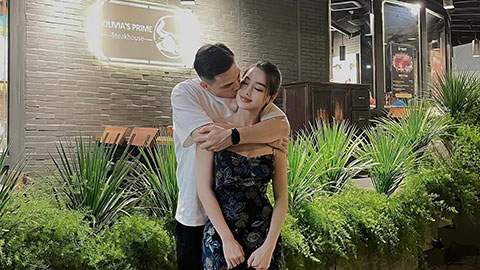 Trung vệ Việt kiều Schmidt hôn bạn gái hơn tuổi giữa chốn đông người