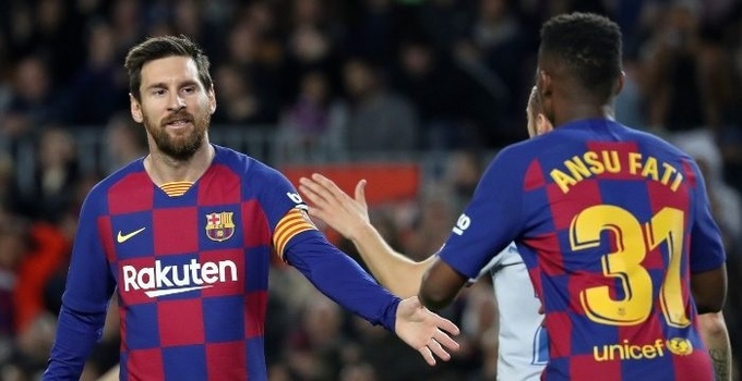 Chiếc áo số 10 của Messi quá rộng đối với Fati 
