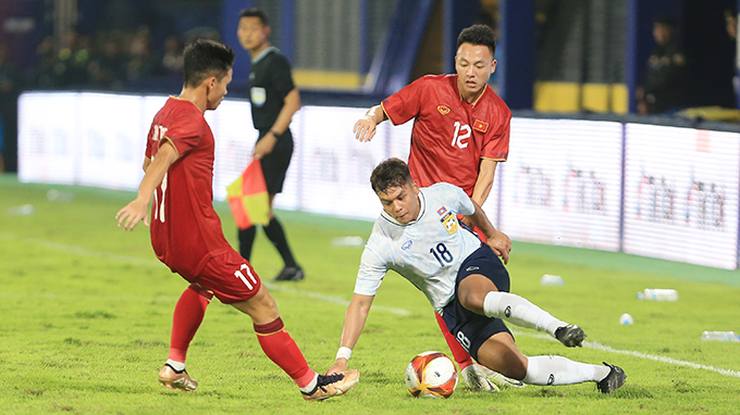 Minh Trọng và Thái Sơn - hai tiền vệ của U23 Việt Nam. Ảnh: Minh Tuấn 