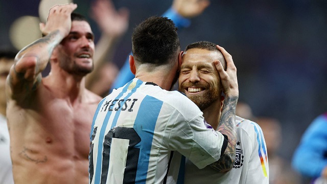 Messi ôm Papu Gomez sau chức vô địch World Cup 2022