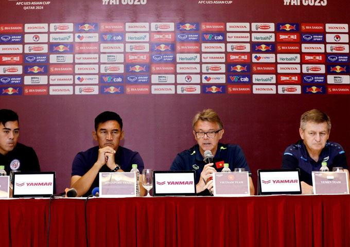 HLV Troussier trong buổi họp báo bảng C vòng loại U23 châu Á 2024