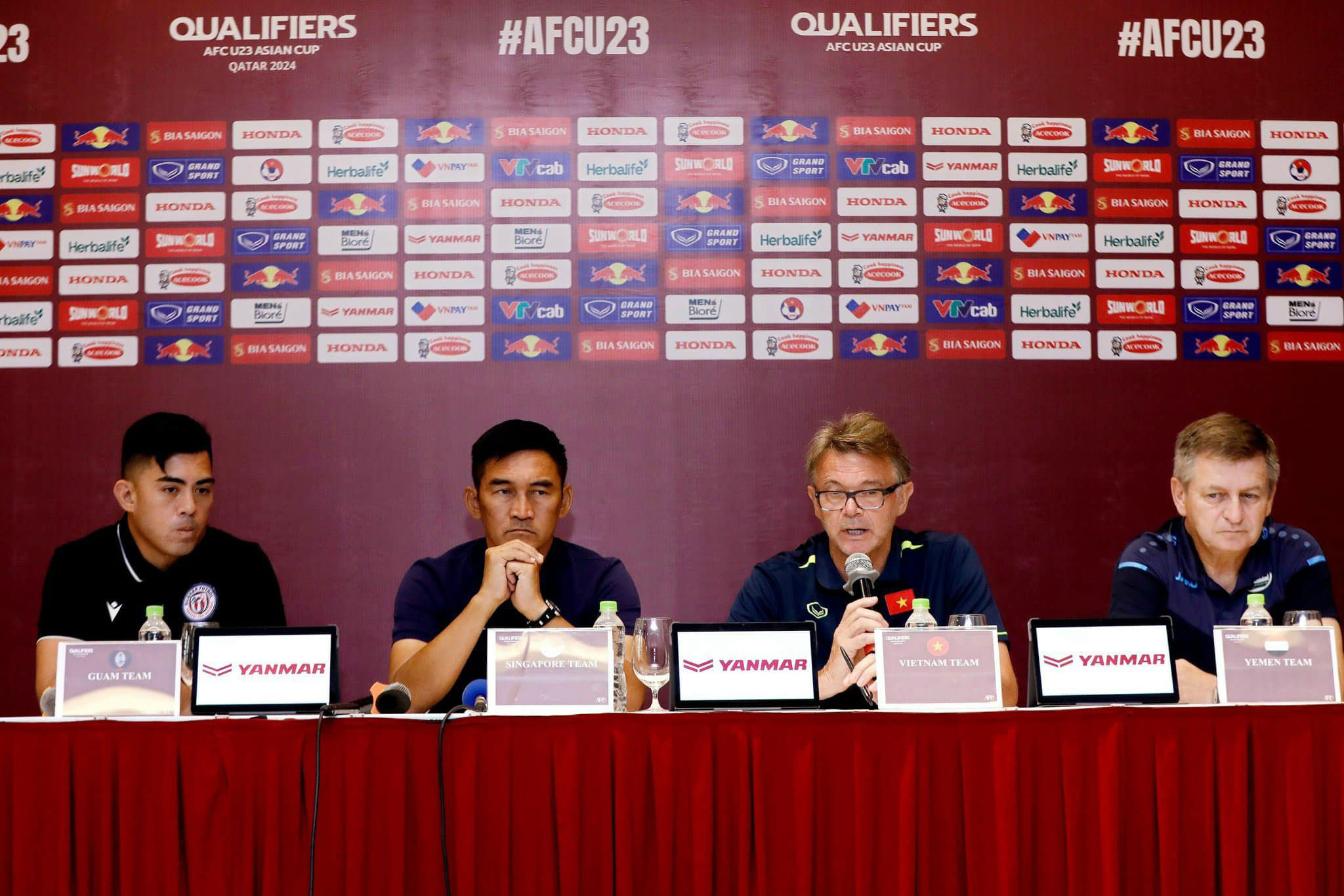 HLV U23 Yemen - Miroslav Soukup (bên phải ngoài cùng) và HLV U23 Singapore - Nazri Nasir  (thứ 2, từ trái qua phải). Ảnh: Đức Cường