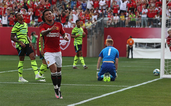 Sancho ăn mừng sau khi ghi bàn vào lưới Arsenal ở giai đoạn tiền mùa giải