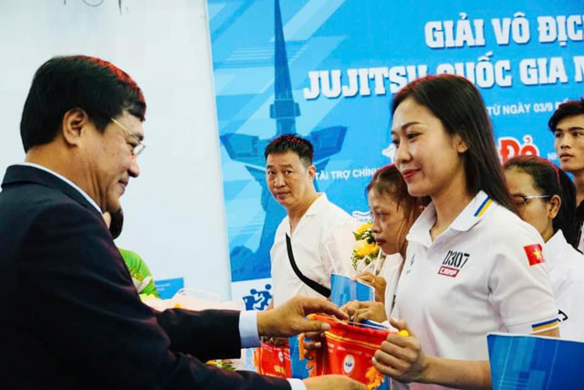 PGS.TS Đặng Hà Việt – Cục trưởng Cục Thể dục Thể thao tặng cờ lưu niệm cho các đoàn tham dự giải
