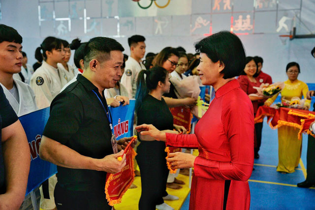 Bà Lê Thị Hoàng Yến – Phó Cục trưởng Cục Thể dục Thể thao tặng cờ lưu niệm cho các đoàn tham dự giải